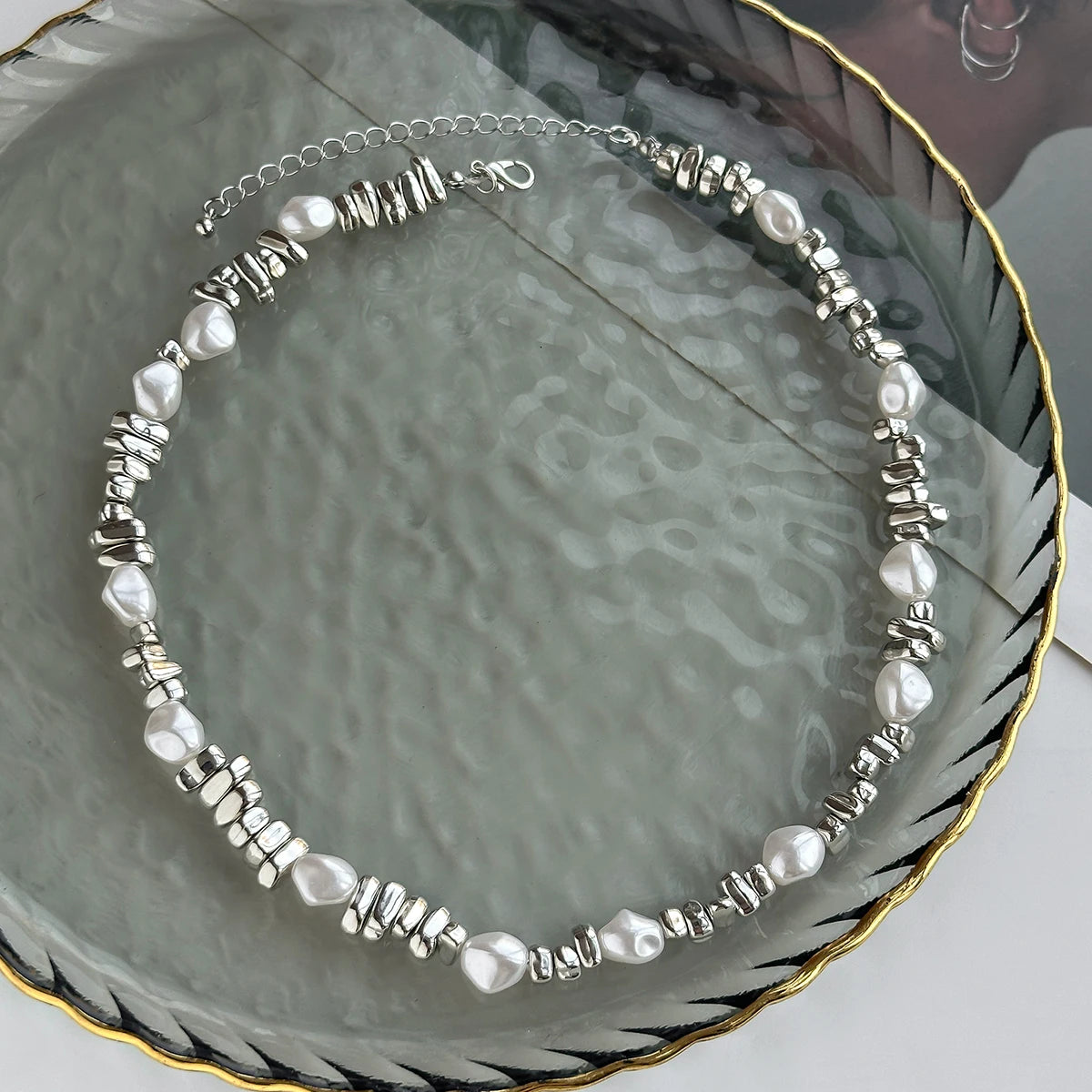 KunJoe Elegant Imitation Pearl Choker Necklace Women Retro Gold Color Acrylic Beaded Clavicle Chain Party Jewelry on the Neck、