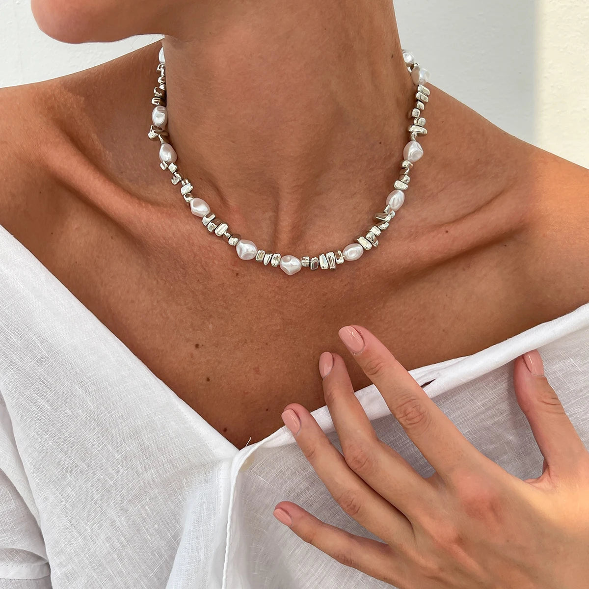 KunJoe Elegant Imitation Pearl Choker Necklace Women Retro Gold Color Acrylic Beaded Clavicle Chain Party Jewelry on the Neck、