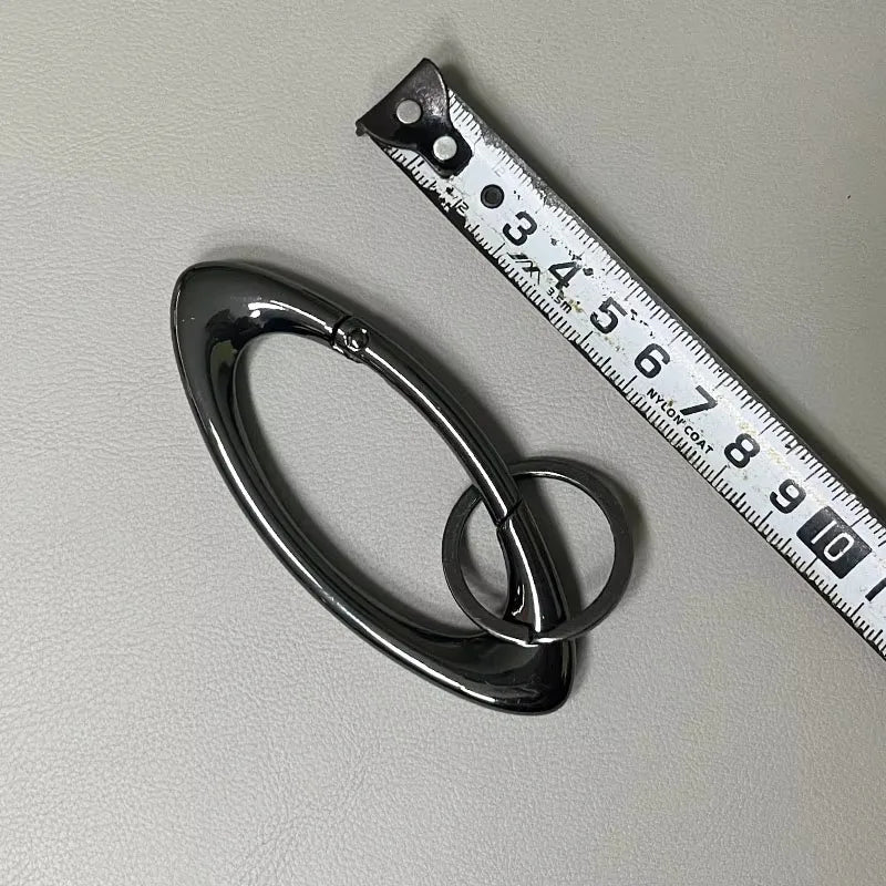 New Star Essential Icon Carabiner Keychain Blackout Women Men High Quality Oval Solid Belt Buckle Unisex Couple Sliver Key Ring