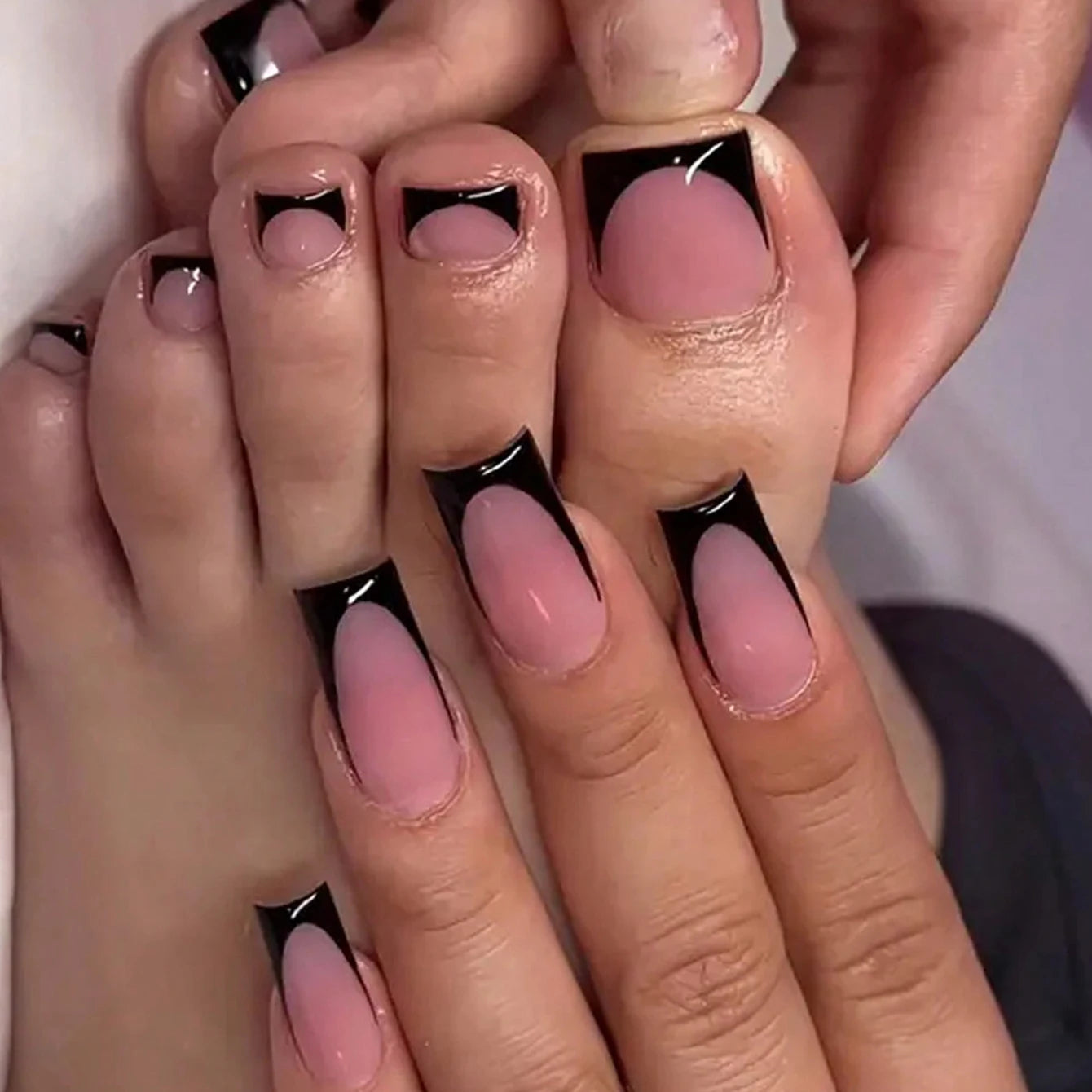 48pcs French black border hand and foot armour Glossy fake toenails fully covered with nude spring break toenails for women's na